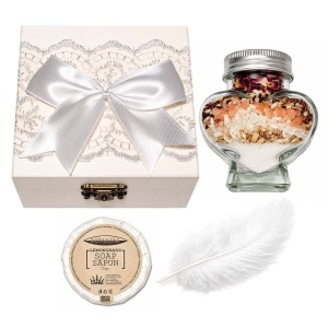 Set prima baita dupa botez cu nasii pentru baiat sau fata - Cutie eleganta, sapun, fulg si borcanel cu ingrediente traditionale, decor alb, Denikos® NK101