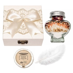 Set prima baita dupa botez cu nasii pentru baietel sau fetita - Cutie eleganta, sapun, fulg si borcanel cu ingrediente traditionale, decor crem / ivoire, Denikos® NK105