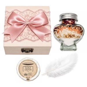 Set prima baita dupa botez cu nasii pentru fetita - Cutie eleganta, sapun, fulg si borcanel cu ingrediente traditionale, decor roz pudra, Denikos® NK108