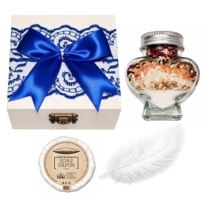 Set prima baita dupa botez cu nasii pentru baiat - Cutie eleganta, sapun, fulg si borcanel cu ingrediente traditionale, decor albastru, Denikos® NK102