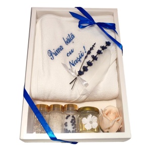 Set botez baietel complet cu lumanare botez, trusou in cutie landou si set baita a doua zi – albastru elegant, Denikos NK122 - Img 4