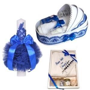 Set botez baietel complet cu lumanare botez, trusou in cutie landou si set baita a doua zi – albastru elegant, Denikos NK122
