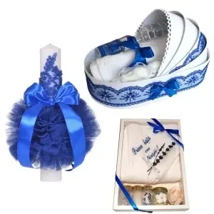 Set botez baietel complet cu lumanare botez, trusou in cutie landou si set baita a doua zi – albastru elegant, Denikos NK122