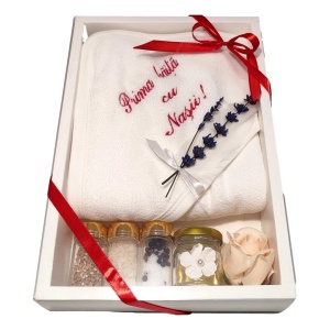 Set botez cu lumanare, trusou in cutie landou si set baita a doua zi – rosu elegant, Denikos NK126 - Img 4