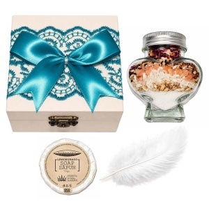Set prima baita dupa botez cu nasii pentru baiat - Cutie eleganta, sapun, fulg si borcanel cu ingrediente traditionale, decor turcoaz, Denikos® NK109