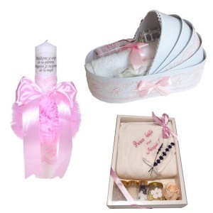 Set prima baita dupa botez, trusou complet in landou decorat cu dantela pentru botez si lumanare personalizata cu mesaj pentru fetita, culoare roz, Denikos NK148