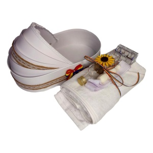 Set botez national baietel cu lumanare, trusou in cutie landou si set baita a doua zi – tricolor traditional romanesc, Denikos NK157 - Img 4