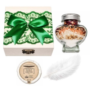 Set prima baita dupa botez cu nasii pentru baiat sau fata - Cutie eleganta, sapun, fulg si borcanel cu ingrediente traditionale, decor verde, Denikos® NK110