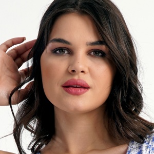 Ținută clasică și rafinată de noapte în nuanță albastră, disponibilă în mărimile M–XXL.