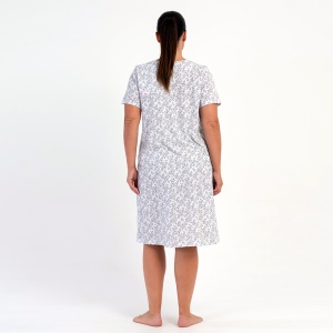 Vedere din spate a cămășii de noapte din bumbac plus-size, evidențiind croiala lejeră.