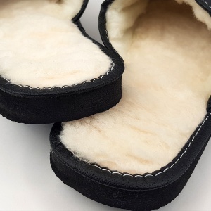 Papuci de Casă din Piele Îmblăniți cu Lână Culoare Negru Model 'Pentru Cel Mai Bun Soț' - Papuci detaliu talpă.