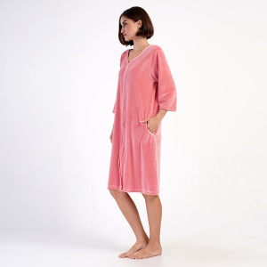 Halat Damă cu Fermoar Mărimi Mari Soft Velur Vienetta 'Blush' - Prezentare halat vedere din lateral.