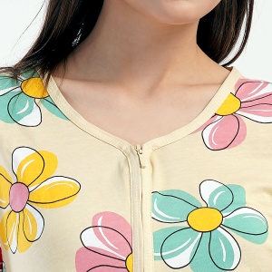 Detaliu fermoar frontal rezistent și imprimeu vibrant "Summer Flowers" pe țesătură moale din bumbac.