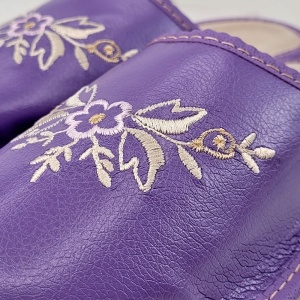 Papuci de Casa din Piele Model 'Akna Rogue Simple' Purple. Prezentare papuci de casa detaliu broderie.