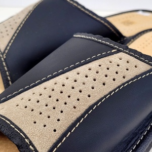 Papuci de Casa din Piele Model 'Steady Ground' Black - Prezentare detaliu papuci.