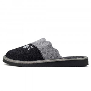 Papuci de casă din postav moale, model Nature's Embrace în nuanță de negru. Design minimalist și elegant, cu broderii florale discrete. Perfecți pentru relaxare acasă.