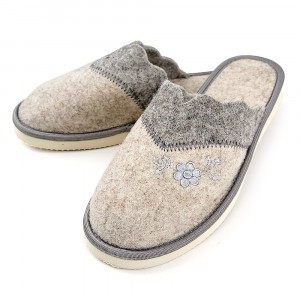 O pereche de papuci de casă din postav gri, cu o broderie florală discretă. Papucii au un design minimalist și elegant, fiind ideali pentru a te bucura de confort și căldură la tine acasă.