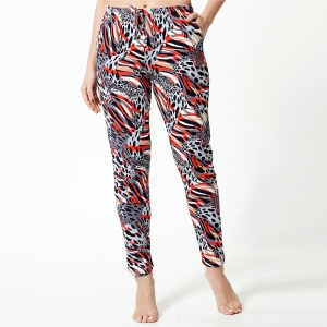 Pantalon Pijama Bumbac 100% Vienetta Model 'Crimson Majesty'. Prezentare pantaloni din față.