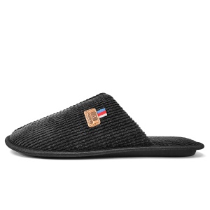 Profilul confortului minimalist. Talpa subțire și flexibilă de 1,5cm și designul raiat oferă un sprijin ușor și natural piciorului.