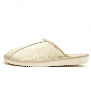 O pereche de papuci de casă din piele crem, model Luxury Woman Creamy, cu perforații delicate și talpă groasă.
