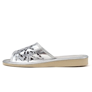 Papuci de Casa din Piele Model 'Silver Petals'. Prezentare papuci din lateral.