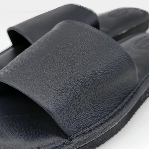 Piele naturală netedă de calitate superioară în nuanță elegantă de negru mat.