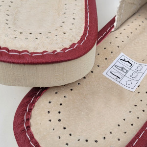 Papuci de casă eleganți din piele roșu/alb pentru femei, model Cotton. Culoare negru, design elegant cu broderie florală și perforații decupate.