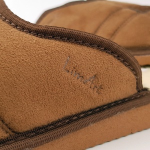 Papuci de Casă Plușați Îmblăniți ci Lână, Model 'Soft & Strong' Classic Brown - Papuci prezentare talpă..Papuci de Casă Plușați Îmblăniți cu Lână 'Soft & Strong' Classic Light Brown - Prezentare detaliu logo Lim Art.