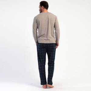 Vedere din spate a pijamalei bărbătești din bumbac cu pantaloni în carouri, evidențiind croiala lejeră.