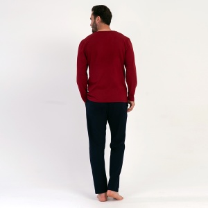 Vedere din spate a pijamalei bărbătești din bumbac burgundy, evidențiind croiala lejeră și așezarea pe corpul modelului.