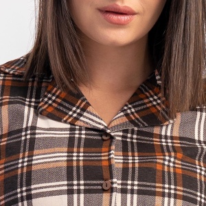 Pijama cu Nasturi Damă din Bumbac 100% Vienetta Model 'Winter Cozy' - Prezentare pijama detaliu decolteu și guler .