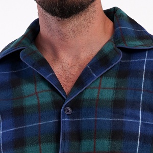 Pijama cu Nasturi din Flanel (Polar) Vienetta , Model 'Timeless Charm' - Prezentare pijama detaliu guler.