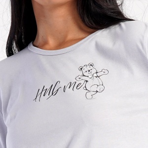 Pijama Dama din Bumbac Vienetta Model 'Hug Me' | Bucurie și Picanterii. Prezentare detaliu imprimeu.