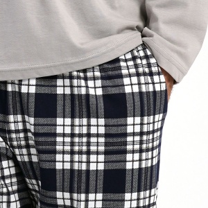 Pijamale Bărbați Mărimi Mari Vienetta | MAN Model 'Privilege' Gray Beige - Prezentare pijama detaliu buzunar.