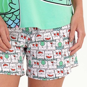 Pijamale damă din bumbac 100% Vienetta model 'MeowMaid', bluză verde deschis cu pisicuțe cu coadă de sirenă și pantaloni scurți multicolori cu pisicuțe.