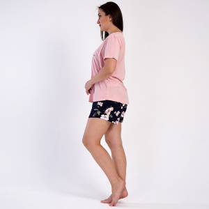 Fotografie cu modelul din lateral, evidențiind croiala lejeră a bluzei și a pantalonilor scurți. Se poate observa și textura moale a bumbacului.