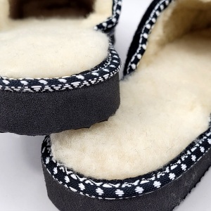 Papuci de Casa din Postav Imblaniti cu Lana de Oaie 'Snowflake Slippers' Black. Prezentare detaliu grosime talpa.