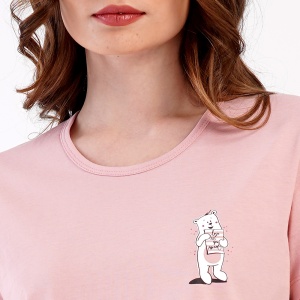 Pijamale Dama din Bumbac 100% Vienetta, Model 'Love Story'. Prezentare pijama detaliu decolteu.