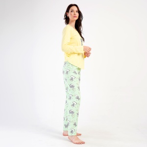 Pijamale Dama din Bumbac 100% Vienetta, Model 'Pure Love' Yellow. Prezentare pijama din lateral.