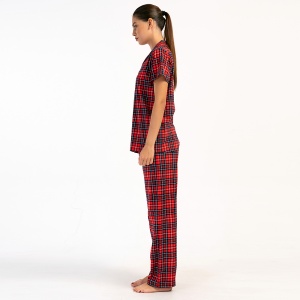 Pijamale Dama din Bumbac 100% Vienetta, Model 'London Night' . Prezentare pijama din lateral.