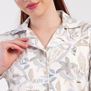 Pijama cu Nasturi Damă din Bumbac 100% Vienetta Model 'Pretty' - Prezentare pijama detaliu guler rever.