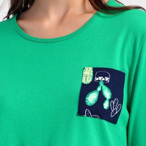 Pijama Dama din Bumbac Interlock Vienetta, Model 'Arizona Dream' | Căldură și Stil. Prezentare detaliu buzunar cu imprimeu din piept.