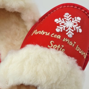 Papuci de Casă Damă Îmblăniți cu Lână Model 'Pentru Cea Mai Bună Soție' - Papuci detaliu broderie Pentru cea mai buna sotie.