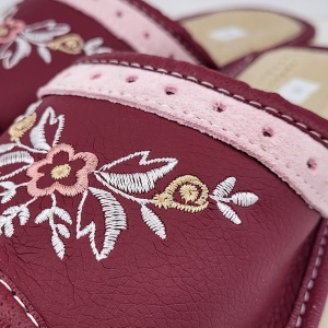 Papuci de Casă Damă Piele Naturală 'Mehar Burgundy' - Prezentare detaliu broderie.