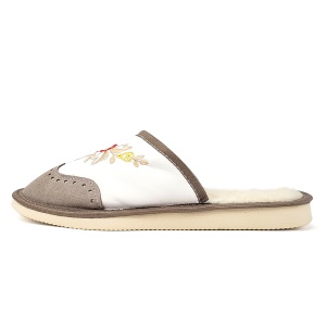 Papuci de Casă Damă din Piele Îmblăniți cu Lână de Oaie Model 'London Brogue' - Prezentare din lateral.