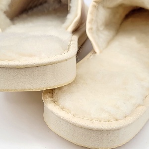 Papuci de Casă Damă din Piele Îmblăniți cu Lână Model 'Harmony' Sweet Creamy - Prezentare papuci detaliu talpă.