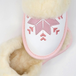 Papuci de Casă Damă din Piele Îmblăniți cu Lână Model 'Harmony' Pink - Prezentare papuci detalii decorative.
