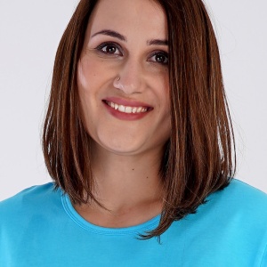 Cămașă de Noapte Dama Marimi Mari Bumbac 100% Model 'Do Good': Confort și Stil pentru Nopți Relaxante. Prezentare portrert model.