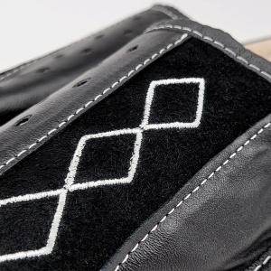 Papuci de Casa din Piele Neagră Model 'Geometric Aproch' Black | Confort și Stil, Design Modern. Prezentare detaliu broderie.