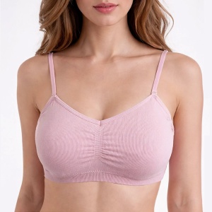 Susținere armonioasă și design modern: bustiera raiată se mulează perfect pe bust, oferind o formă naturală.